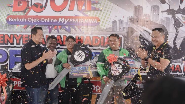 Pertamina Patra Niaga Serahkan Hadiah BOOM kepada Dua Pengemudi Ojek Online di Balikpapan