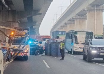 Kecelakaan di KM 26 B Ruas Jalan Tol Jakarta-Cikampek, Petugas Evakuasi Cepat