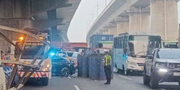 Kecelakaan di KM 26 B Ruas Jalan Tol Jakarta-Cikampek, Petugas Evakuasi Cepat