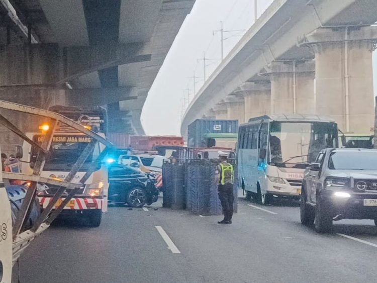 Kecelakaan di KM 26 B Ruas Jalan Tol Jakarta-Cikampek, Petugas Evakuasi Cepat