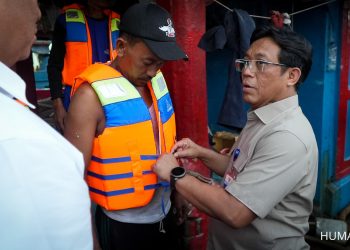 Kemenhub Serangkan 150 Life Jacket Kepada Nelayan Muara Angke