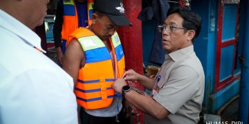 Kemenhub Serangkan 150 Life Jacket Kepada Nelayan Muara Angke