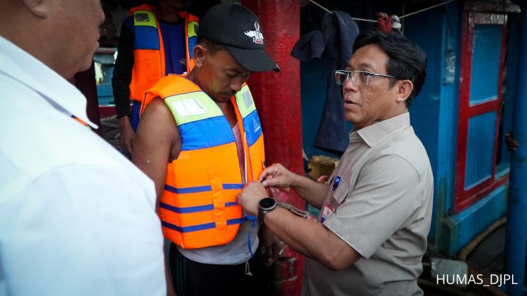 Kemenhub Serangkan 150 Life Jacket Kepada Nelayan Muara Angke