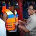 Kemenhub Serangkan 150 Life Jacket Kepada Nelayan Muara Angke