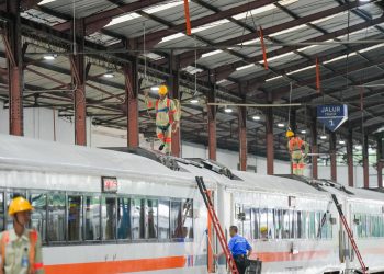Petugas Pengisian Air, Pahlawan Tidak Terlihat yang menjaga Ketersedian Air di Kereta