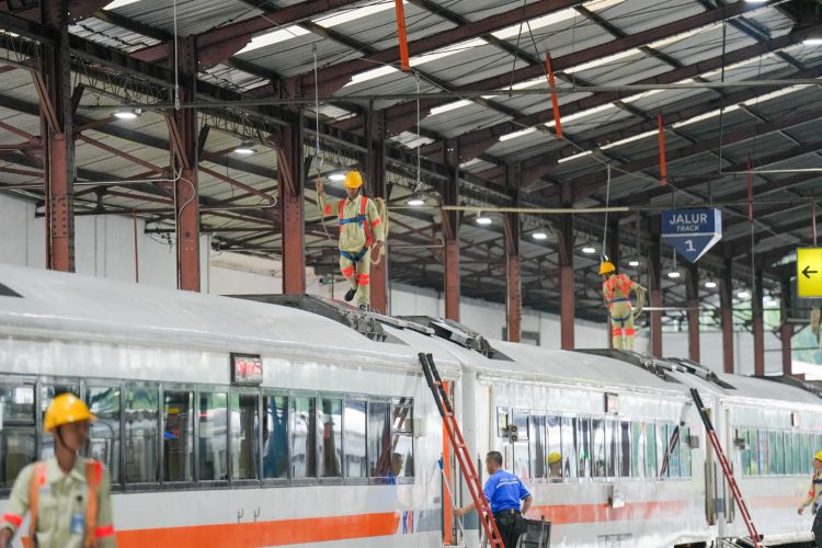 Petugas Pengisian Air, Pahlawan Tidak Terlihat yang menjaga Ketersedian Air di Kereta