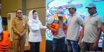 Kampanye Keselamatan Pelayaran di Cilacap, Kemenhub Bagi-bagi Life Jacket