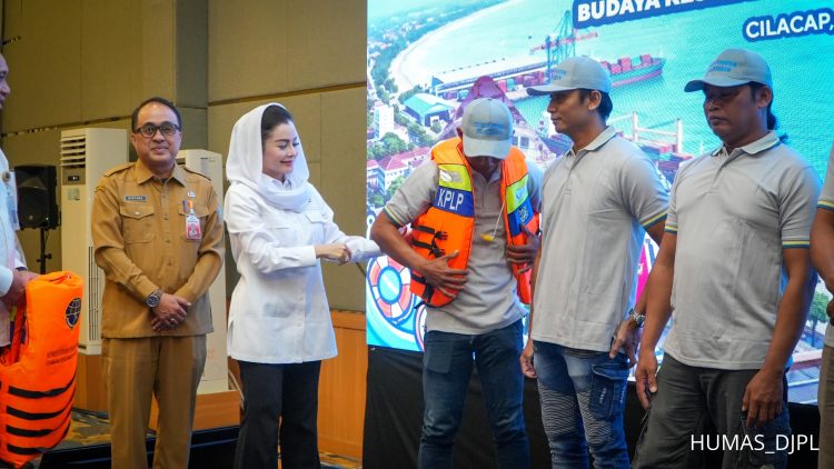 Kampanye Keselamatan Pelayaran di Cilacap, Kemenhub Bagi-bagi Life Jacket