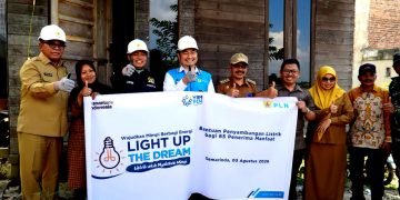 PLN Sambungkan Listrik Gratis untuk 65 Keluarga