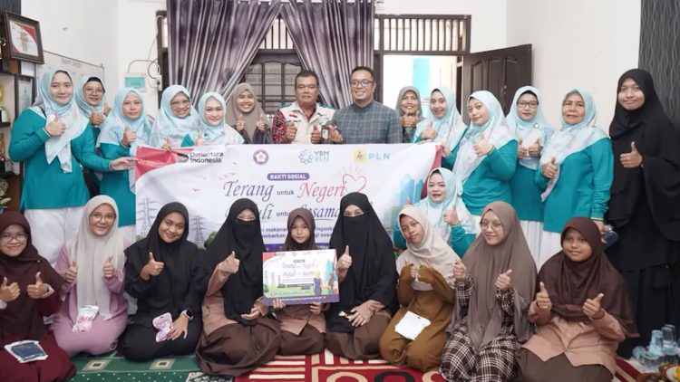 PLN Kaltimra Salurkan Bantuan untuk Santri