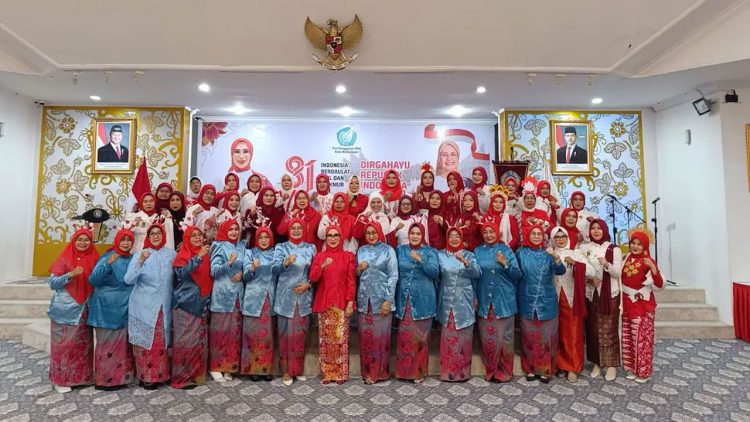 PKK Balikpapan Perkuat Kebersamaan Lewat Berkebaya