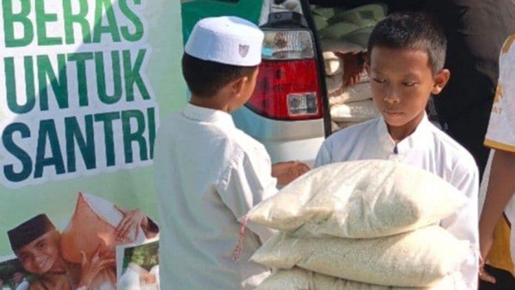 BMH Salurkan Beras untuk Ribuan Santri