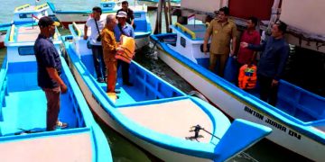 Bintan Salurkan Bantuan Kapal untuk Nelayan
