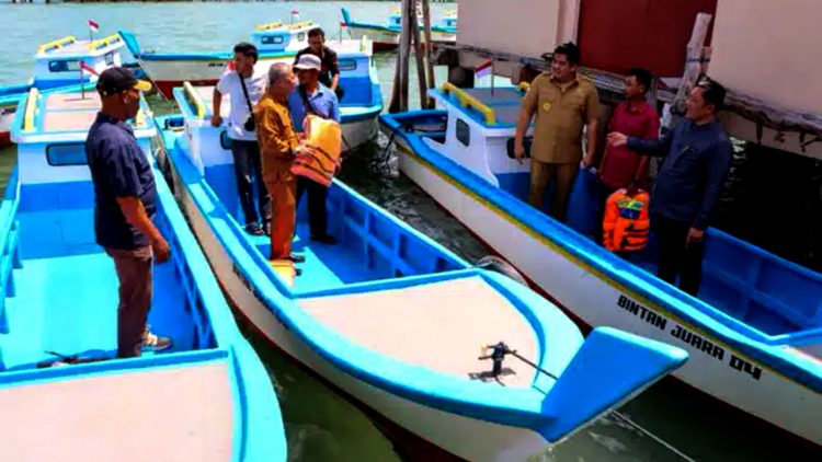 Bintan Salurkan Bantuan Kapal untuk Nelayan