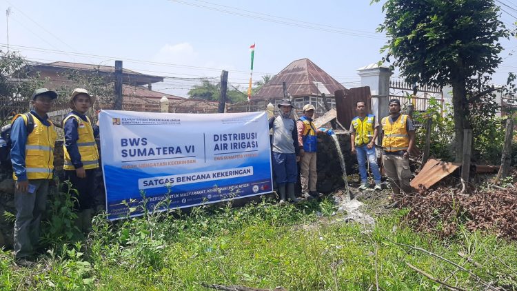 Air Irigasi Dialirkan Ke Persawahan Terdampak Kekeringan di Kota Sungai Penuh