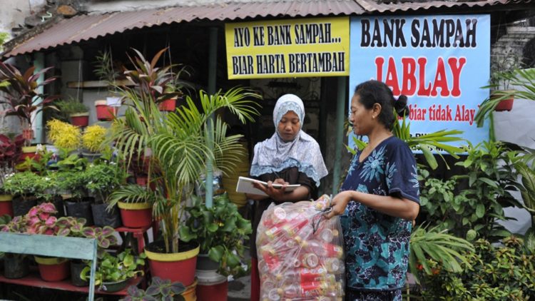 Surabaya Perkuat Pemilahan Sampah dari Rumah dengan Pisang Danor