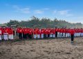 Lansia PWRI Jember Rayakan HUT RI di Pantai Pancer