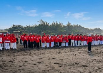 Lansia PWRI Jember Rayakan HUT RI di Pantai Pancer