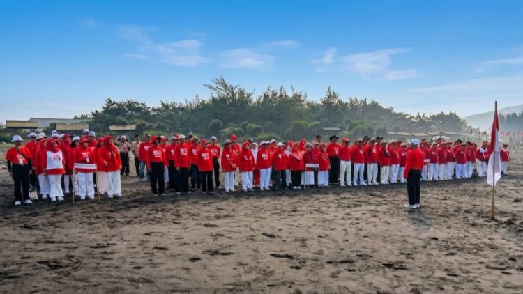 Lansia PWRI Jember Rayakan HUT RI di Pantai Pancer