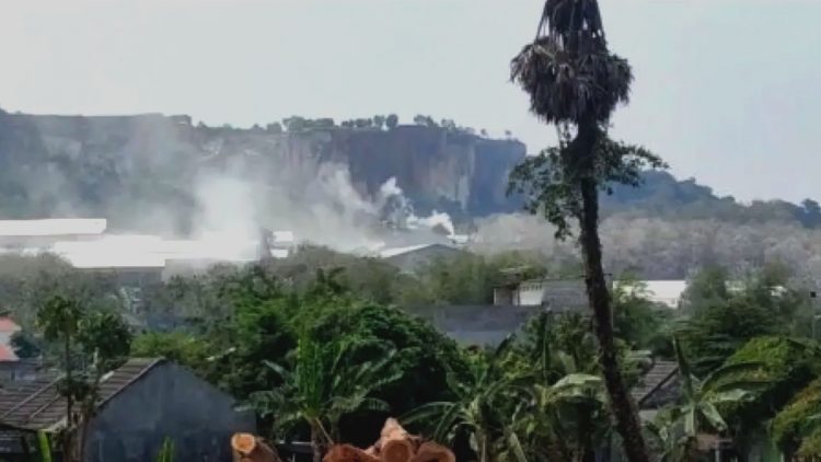 Warga Lamongan Protes Dugaan Polusi Debu Dolomit