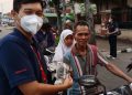 Telkomsel Bagikan Masker di Tengah Kabut Asap