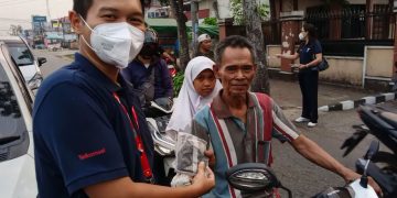 Telkomsel Bagikan Masker di Tengah Kabut Asap