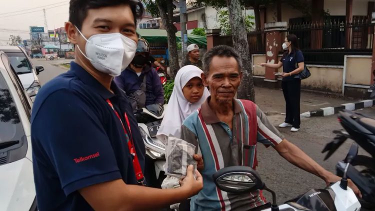 Telkomsel Bagikan Masker di Tengah Kabut Asap