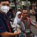 Telkomsel Bagikan Masker di Tengah Kabut Asap