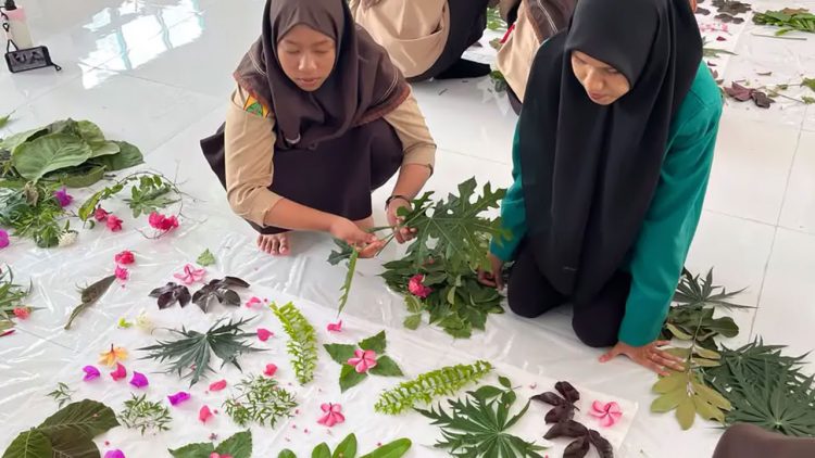 Siswa Aceh Belajar Teknik Membuat Ecoprint