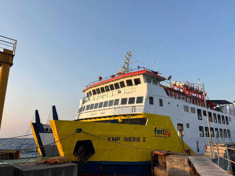 Tiba di Palue, KMP Inerie II Bawa Bantuan Kemanusiaan untuk Masyarakat Terdampak Bencana