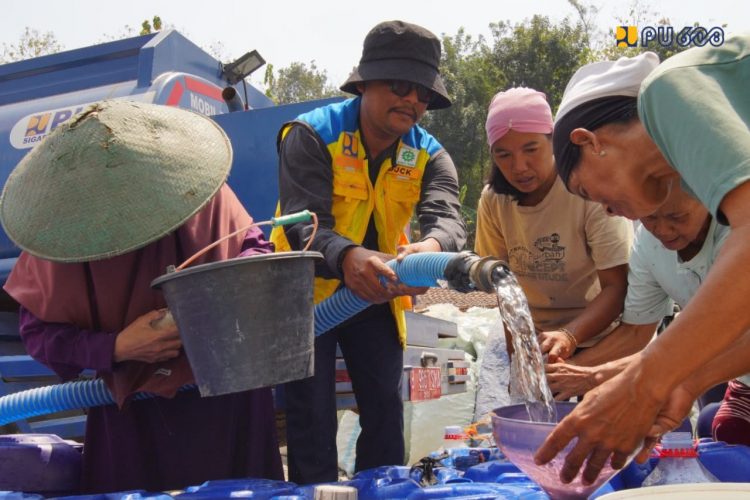 Kementerian PU Salurkan 23,2 Juta Liter Air Bersih Hadapi Kekeringan di Jateng dan Jatim