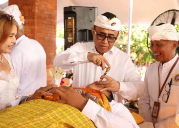 Jaya Negara Lakukan Ngayah di Upacara Ukir Gigi Massal