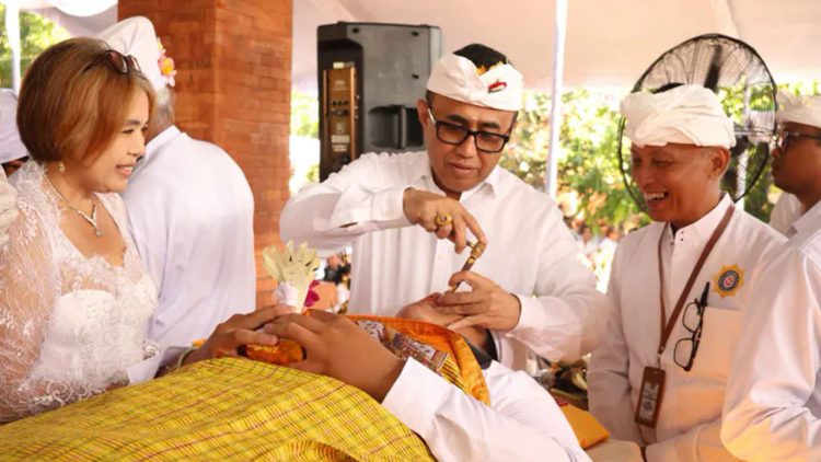 Jaya Negara Lakukan Ngayah di Upacara Ukir Gigi Massal
