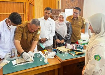 Mahasiswa UIN Ar-Raniry Praktik Restorasi Naskah Kuno