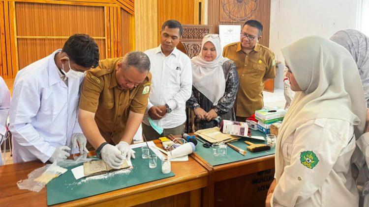 Mahasiswa UIN Ar-Raniry Praktik Restorasi Naskah Kuno