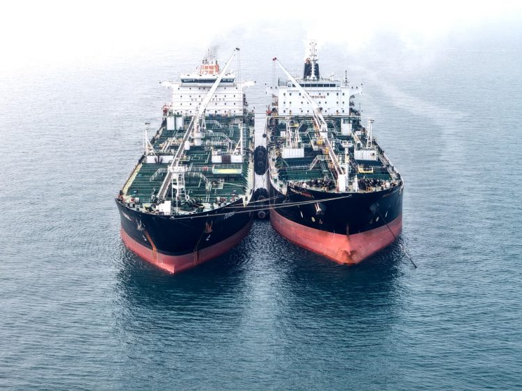 Pelindo Kembali Layani Ship-to-Ship di Nipa
