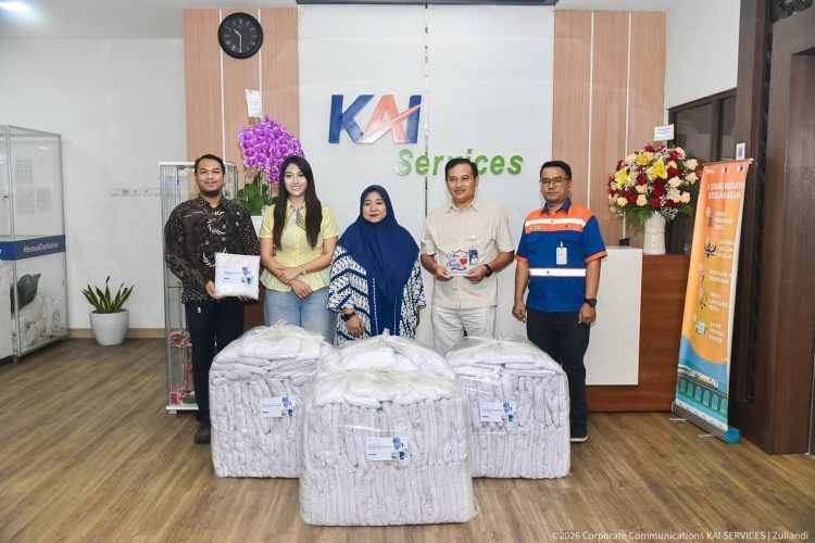KAI Services Perkuat Kepedulian Lingkungan melalui Program CSR Bersama Clothes for Charity