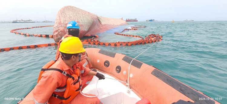Buoy Penanda Bahaya Kerangka Kapal dan Oil Boom Terpasang di Lokasi KMP Batumandi