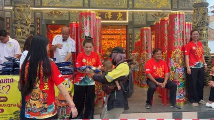 Vihara Hui Tek Kiong Batam Bagikan Lima Ton Beras