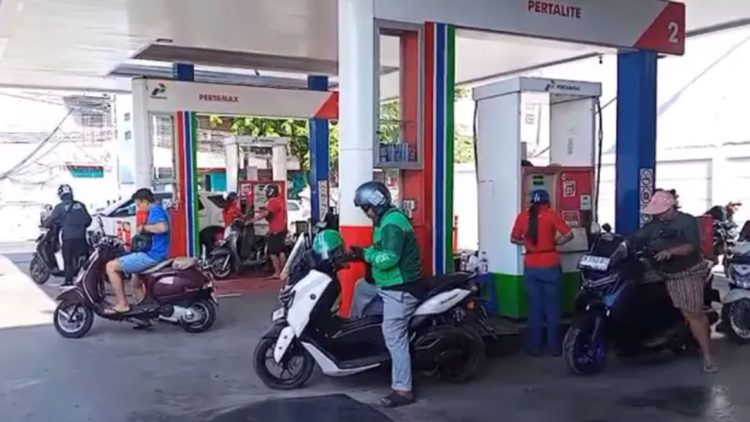 Antrean SPBU Bali Mulai Berkurang pada Hari Kedua Ganjil-Genap Pertalite