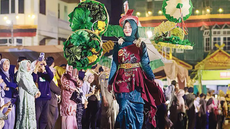Karnaval Batik Kuansing Digelar Saat Kabut Asap Ganggu Kesehatan Warga